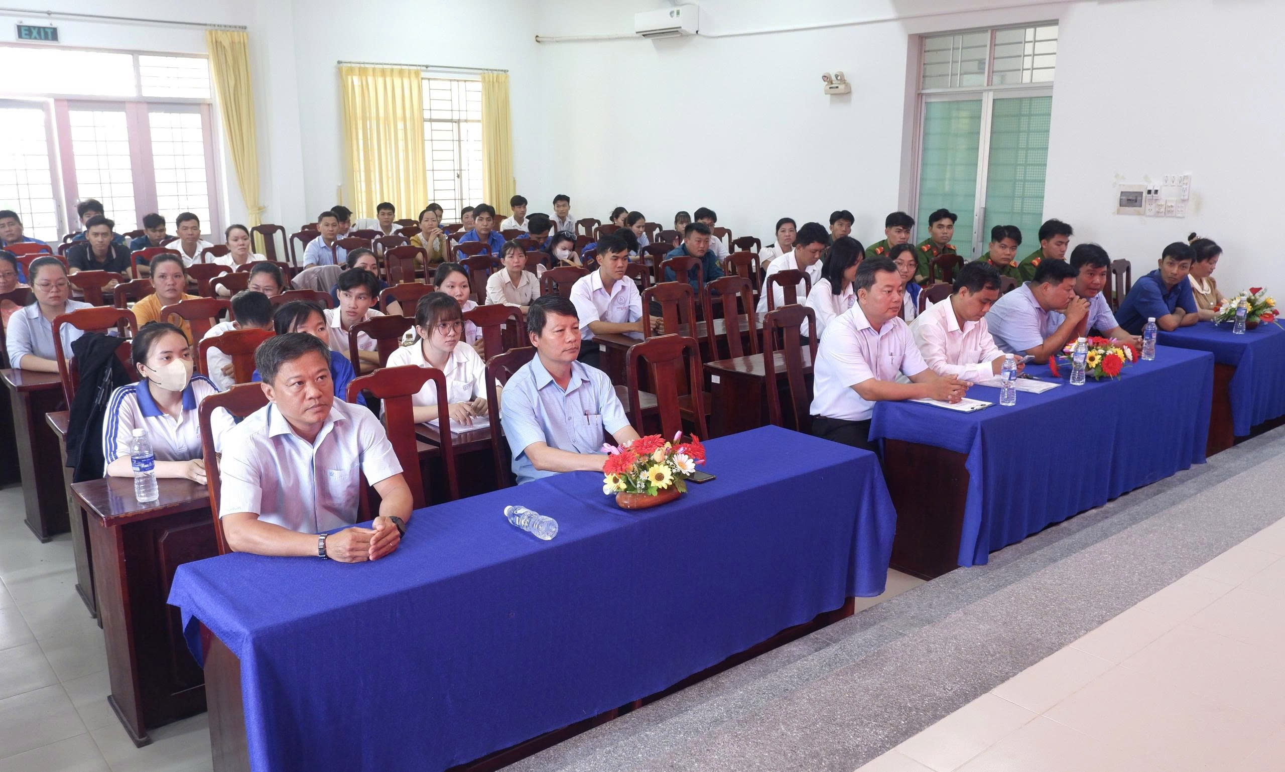 Thạnh Phú bế giảng lớp bồi dưỡng nhận thức về Đảng khóa I năm 202