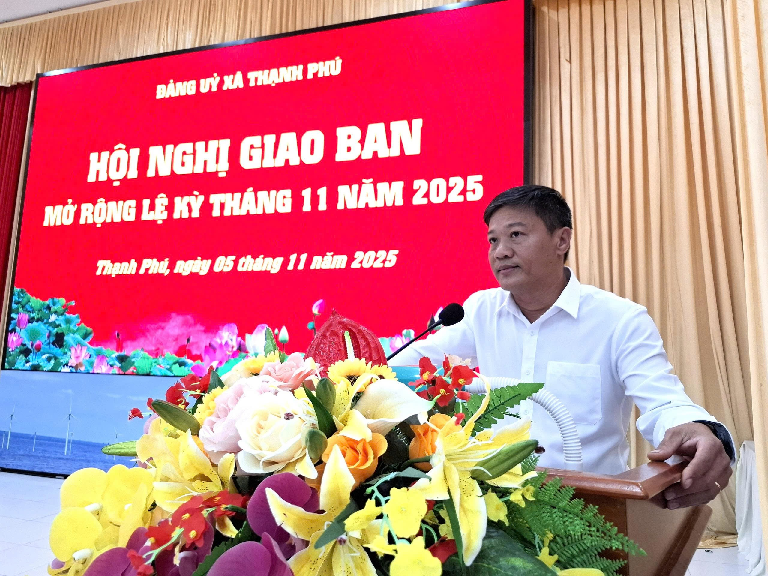 Đảng ủy xã Thạnh Phú tổ chức hội nghị giao ban và lễ trao tặng Huy hiệu Đảng đợt 07/11/2025
