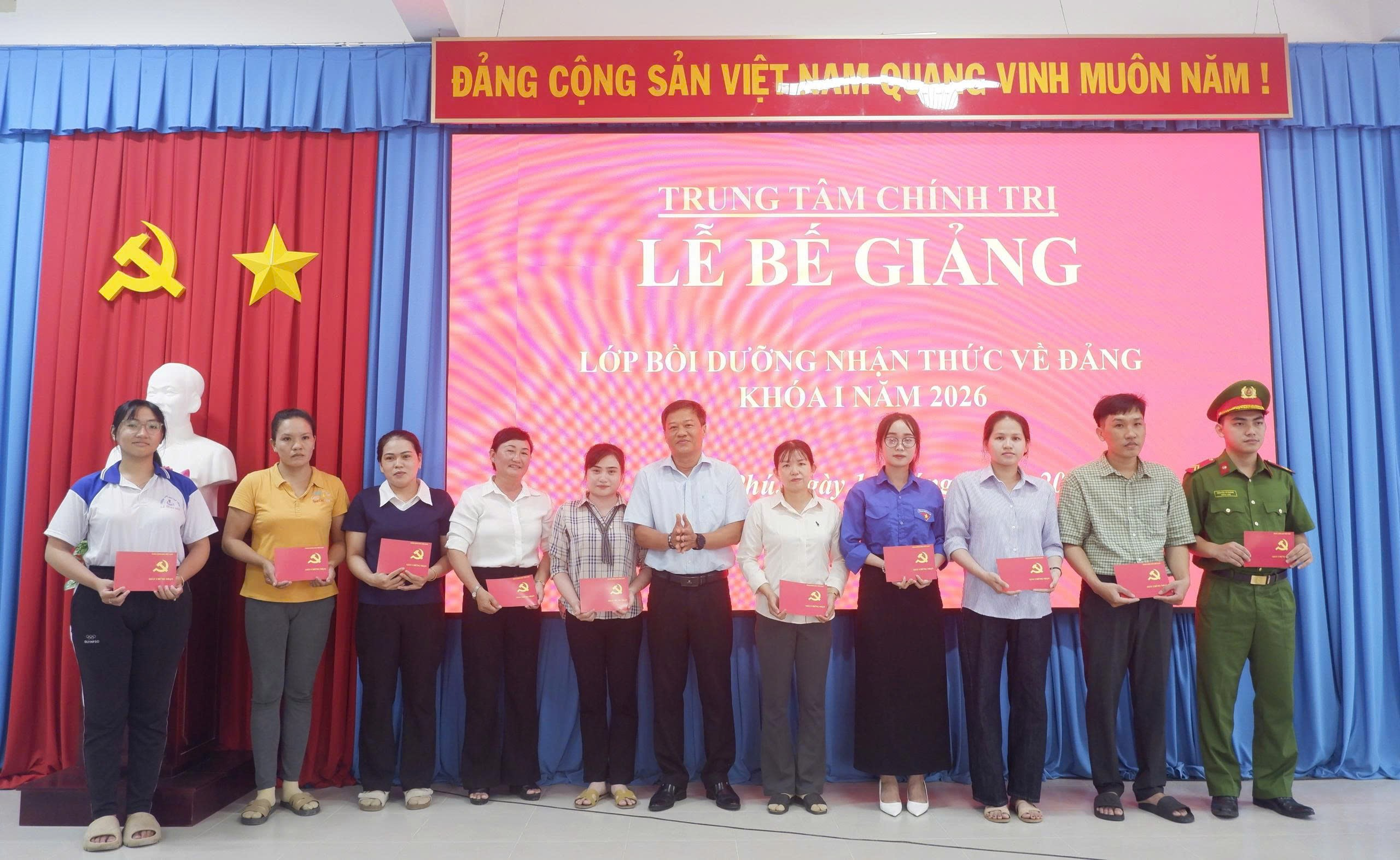 Thạnh Phú bế giảng lớp bồi dưỡng nhận thức về Đảng khóa I năm 2026