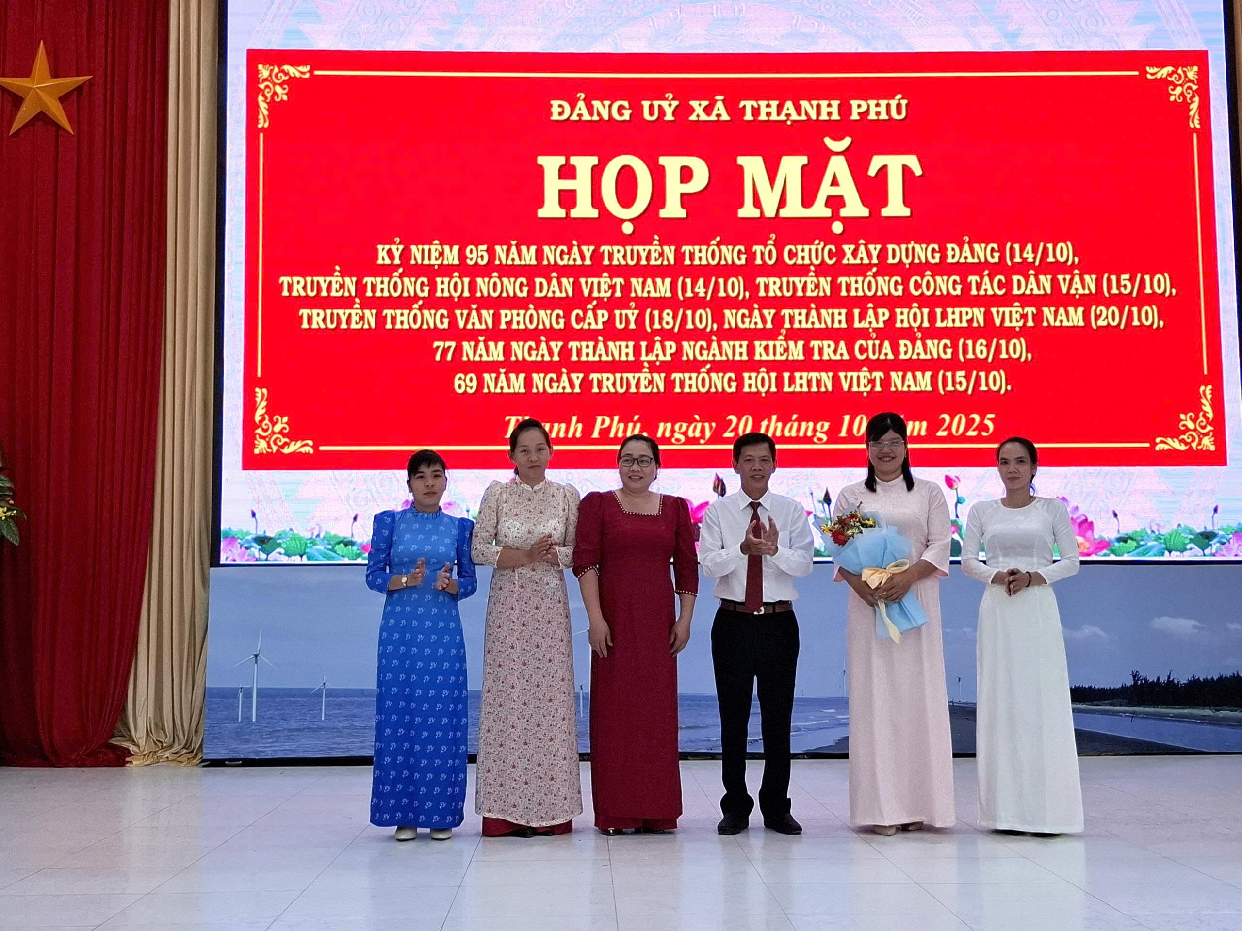 Xã Thạnh Phú họp mặt kỷ niệm ngày truyền thống các cơ quan tham mưu, giúp việc của Đảng và các đoàn thể trong tháng 10